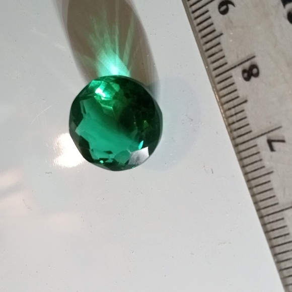 8.97 ct round cut emerald.deep saturation. 15mmx 8mm
